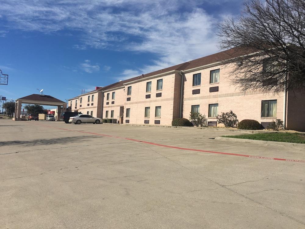 Red Roof Worth - Saginaw Motel